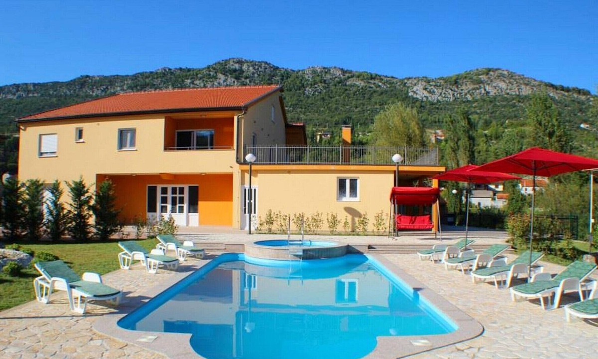 Dusina House | 14-Guest Holiday Home in Vrgorac