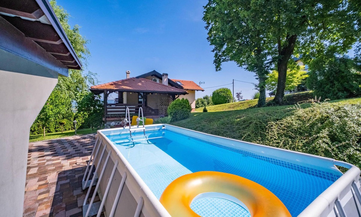 Brdovec House | 2 bedroom beach front home in Kraj Donji