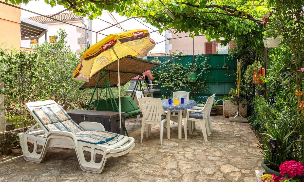 Punat Apartment | 2 bedroom beach front apartment in Punat