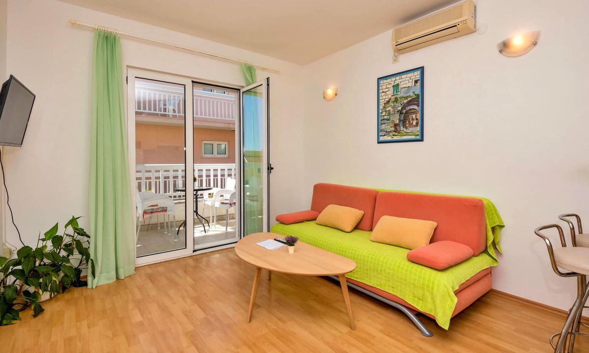 Zelenka Apartment | 2 bedroom beach front apartment in Makarska