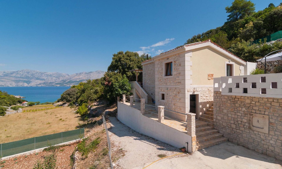 Pucisca House | 2 bedroom lovely home in Praznica