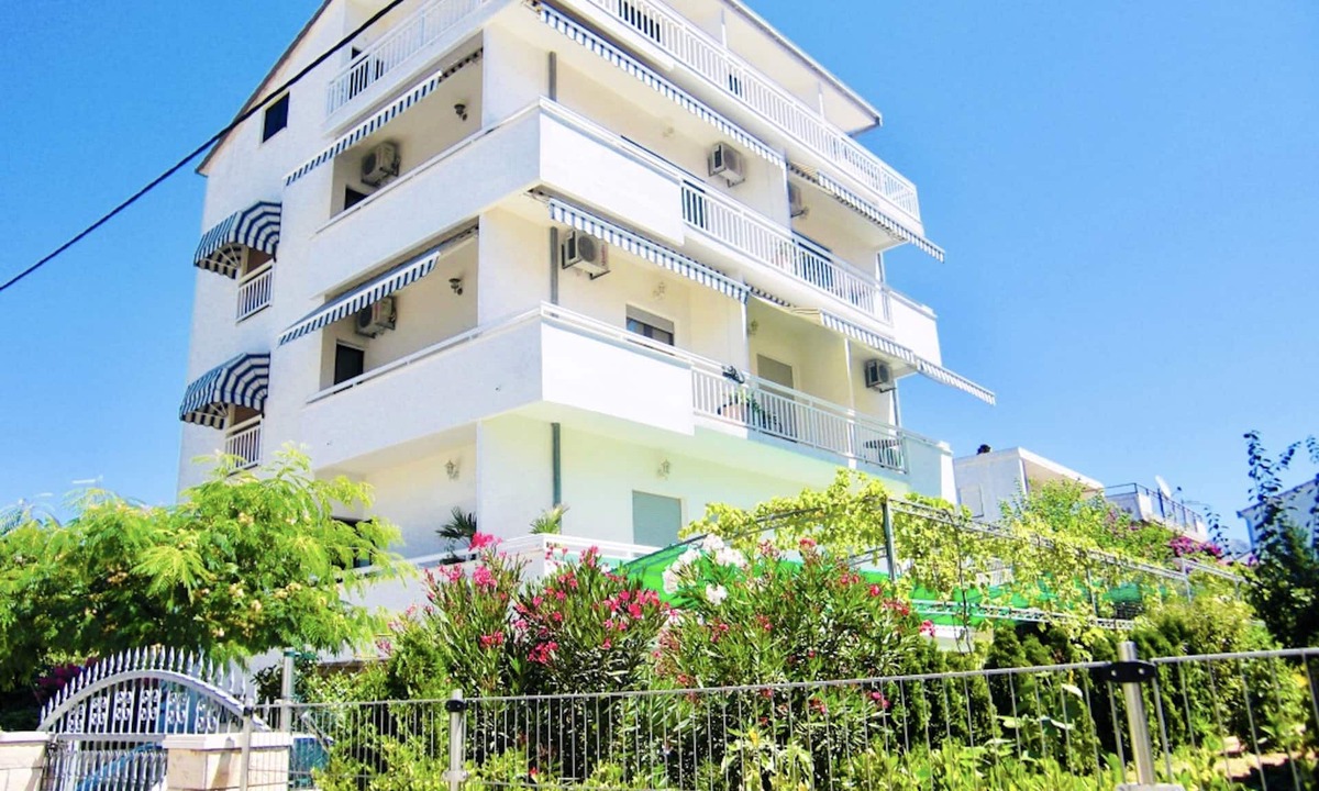 Kastel Stafilic Apartment | 2 Min. V. Sea/beach, private balcony, free Wi-Fi