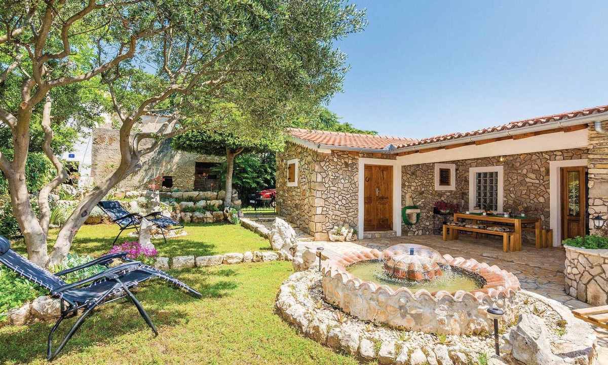 Vir House | 3 bedroom beach front home in Vir