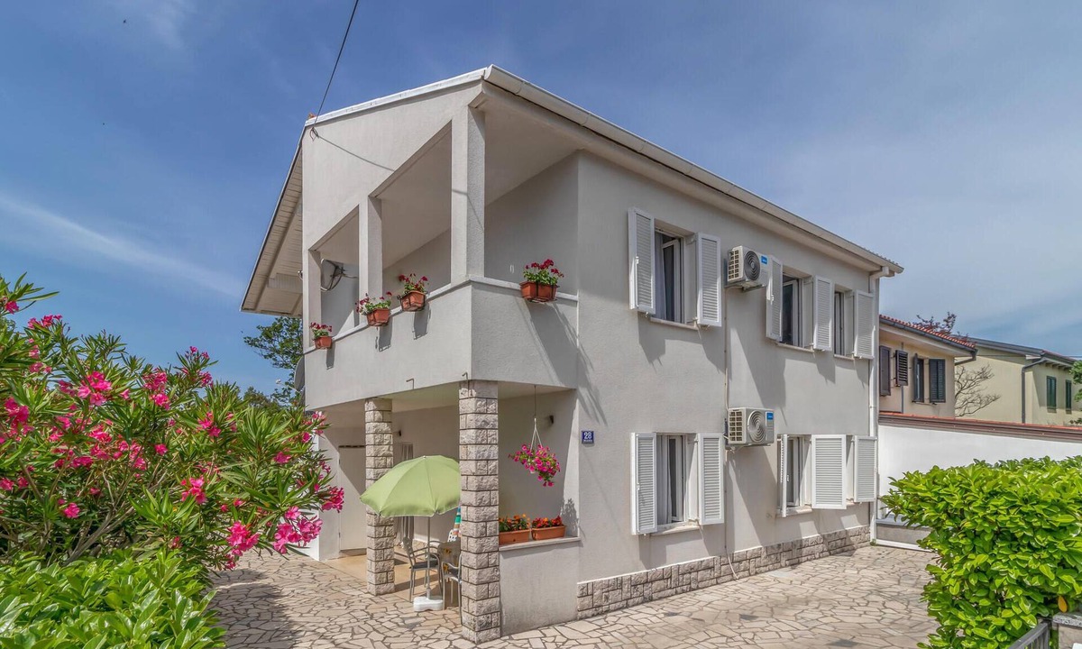 Jadranovo Apartment | 3 bedroom beach front apartment in Jadranovo