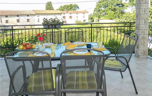 Susnjici Apartment | 3 Bedroom Nice Apartment In Susnjici
