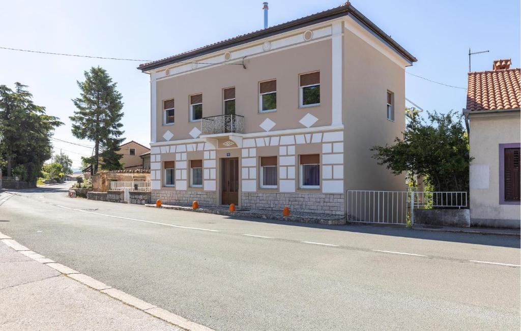 Buzdohanj Apartment | 4 Bedroom Lovely Apartment In Cernik