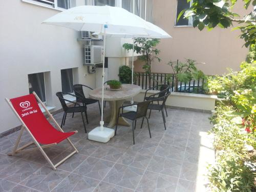 Split Apartment | 4 seasons - under forest park, FREE parking