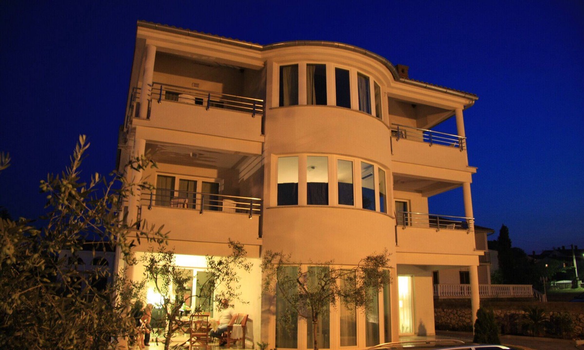Vantacici Apartment | 4 star apartment in Malinska 150m from the beach with pool, dishwasher, wifi, air conditioning