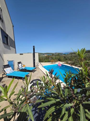 Zdrelac Apartment | 4 star Duplex apartment "Maslina", private heated POOL & seaview