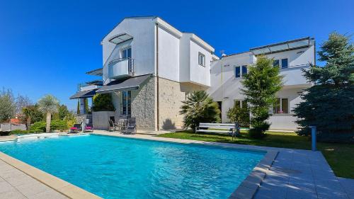 Pjescana Uvala Villa | 5Bed Villa-Sleeps 10- Pool Parking Near the Sea
