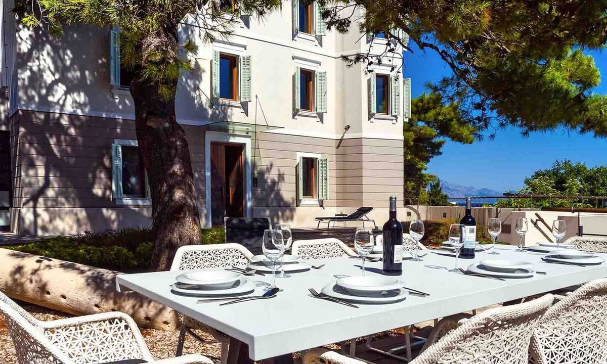 Ruskamen Villa | A beachfront villa with a sauna and a gym