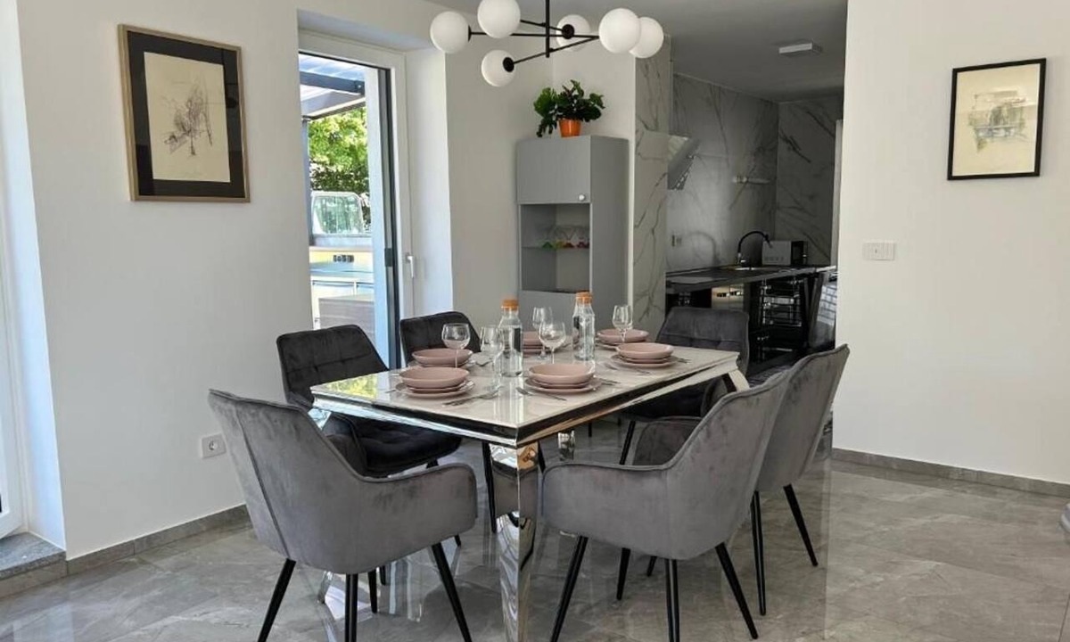 Siska District Apartment | A spaceous and modern place for families and groups.