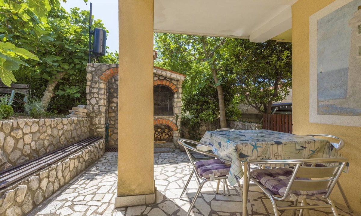 Jadranovo Apartment | Affordable flat only 500 metres to the beach with private terrace, barbecue - dog-friendly