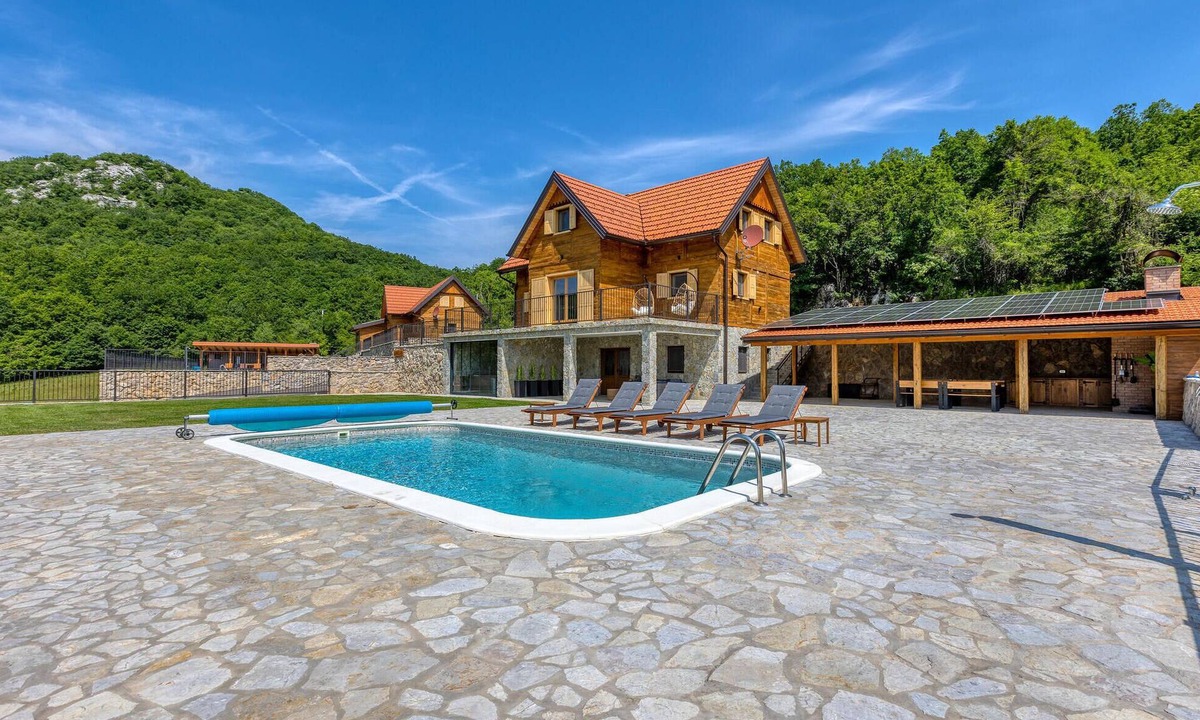 Gospic House | Amazing home in Barlete with sauna