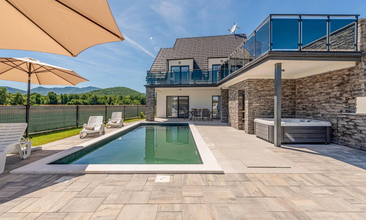 Gospic House | Amazing home in Debelo Brdo with sauna