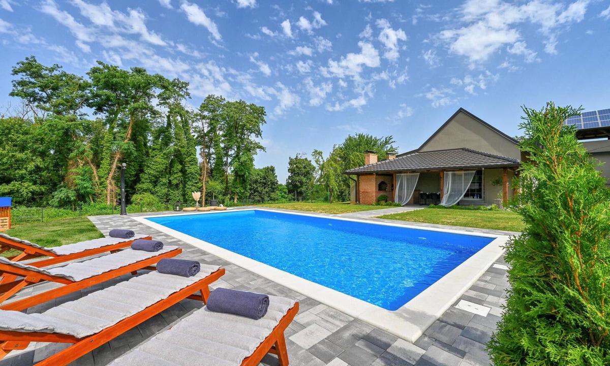 Bjelovar House | Amazing home in Gornje Plavnice with sauna
