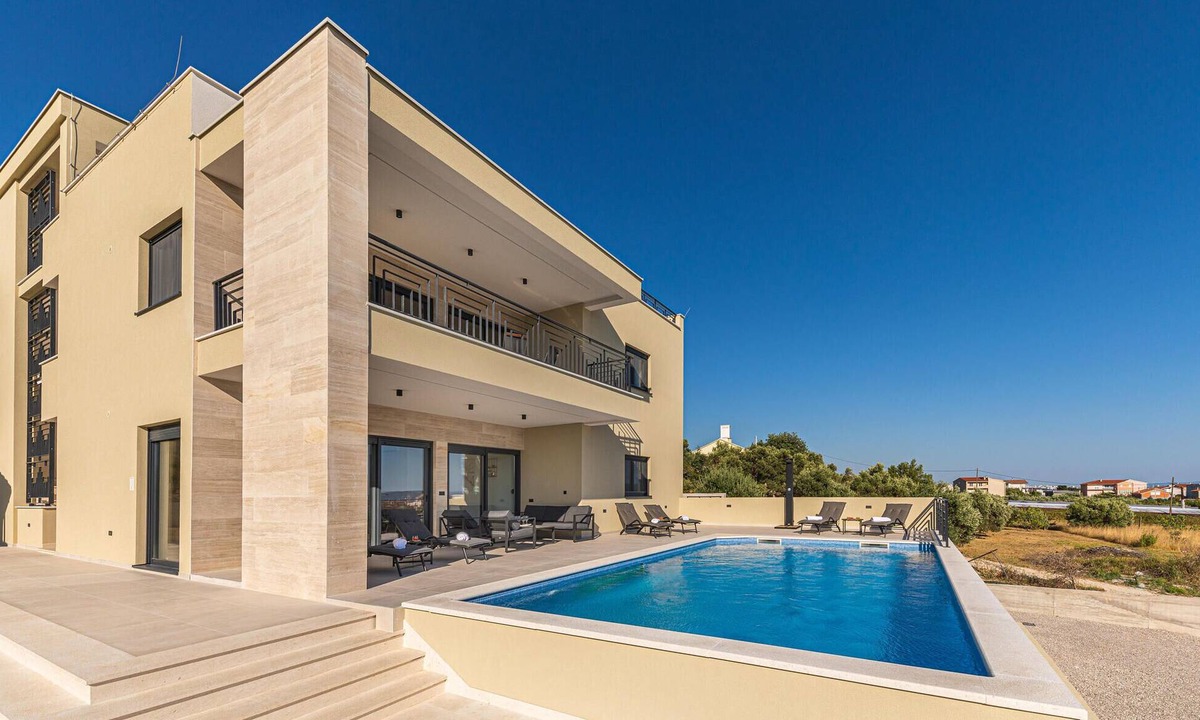 Kastel Luksic House | Amazing home in Kastel Luksic
