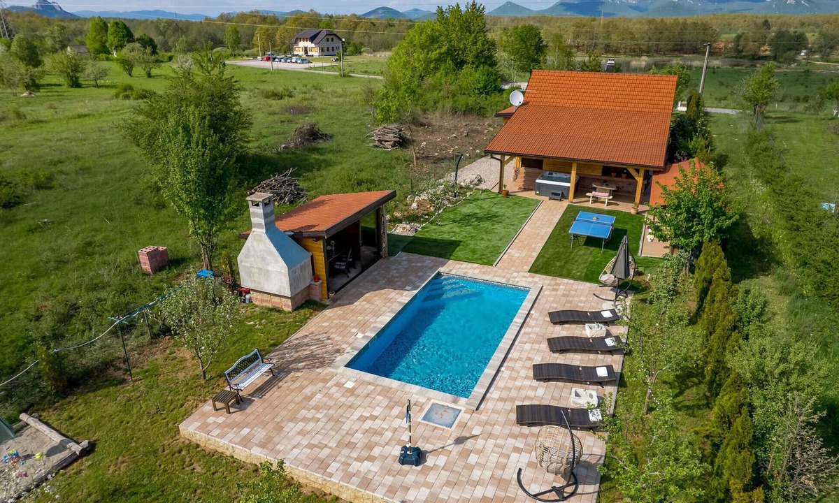 Lovinac House | Amazing home in Lovinac with sauna