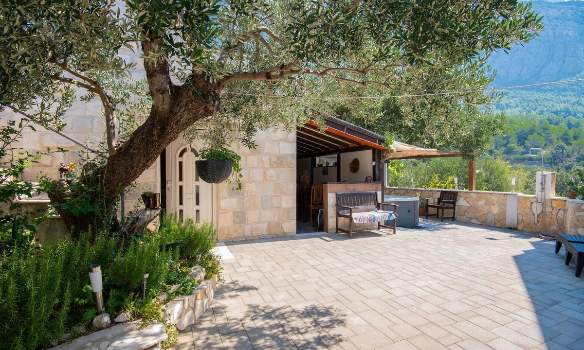 Veliko Brdo House | Amazing home in Makarska with WiFi