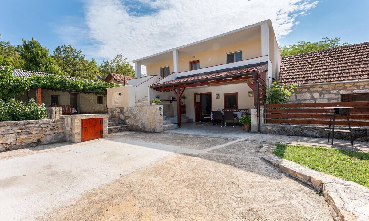 Benkovac House | Amazing home in Medvida