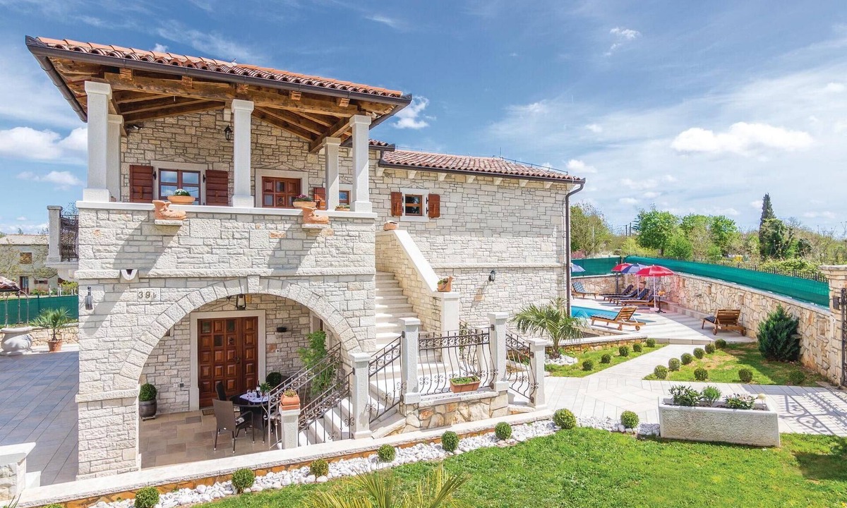Zminj House | Amazing home in Modrusani