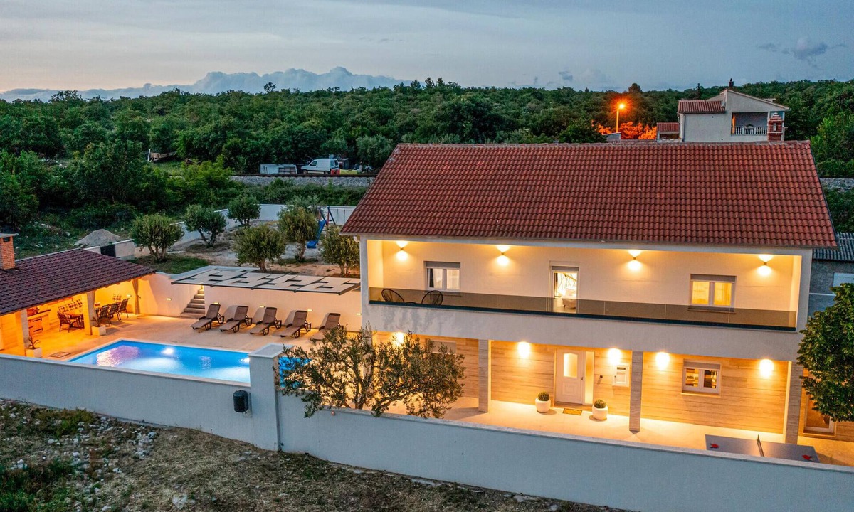 Velim House | Amazing home in Nadin