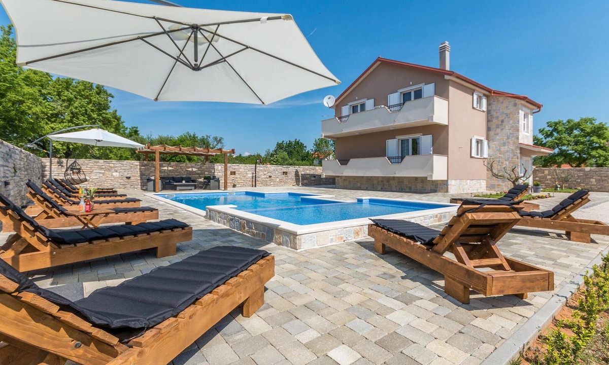 Benkovac House | Amazing home in Perusic Donji