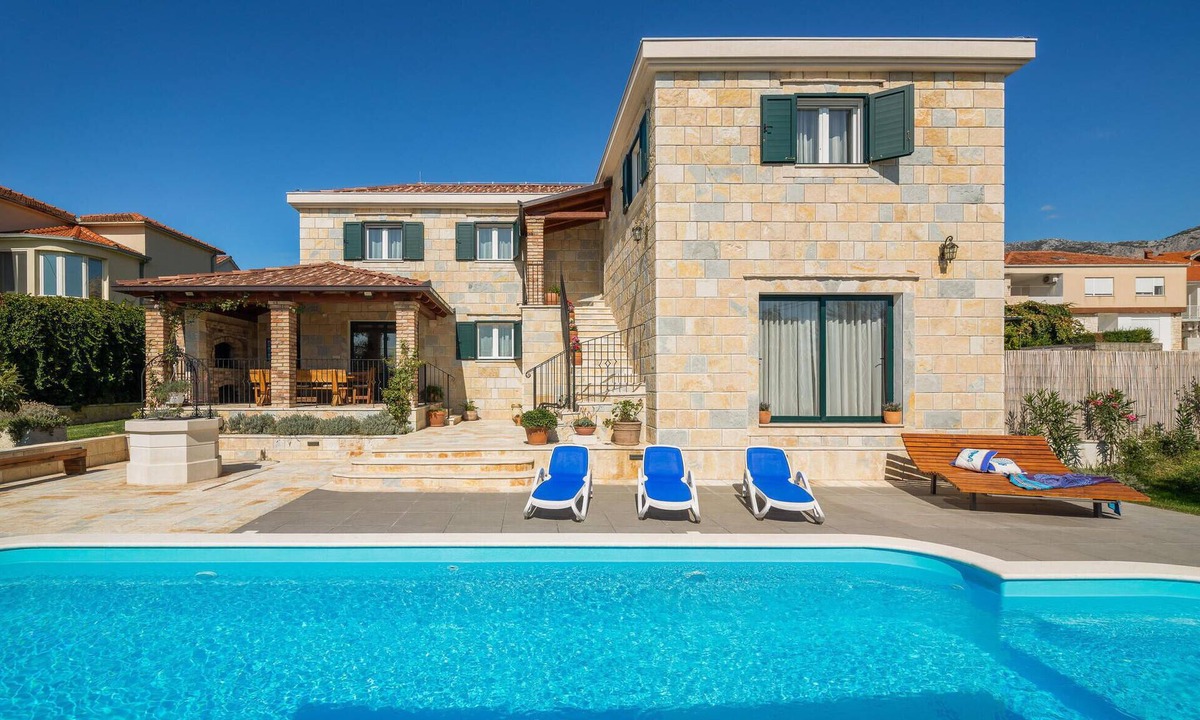 Zrnovnica House | Amazing home in Zrnovnica
