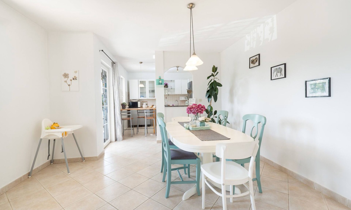 Melnica Apartment | Apartman 6 + 2, a property with a garden and 3 balconys, located in Istria