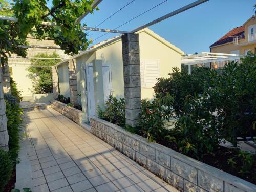 Cove Tri Zala (Zrnovo) Apartment | Apartman LUCIJA