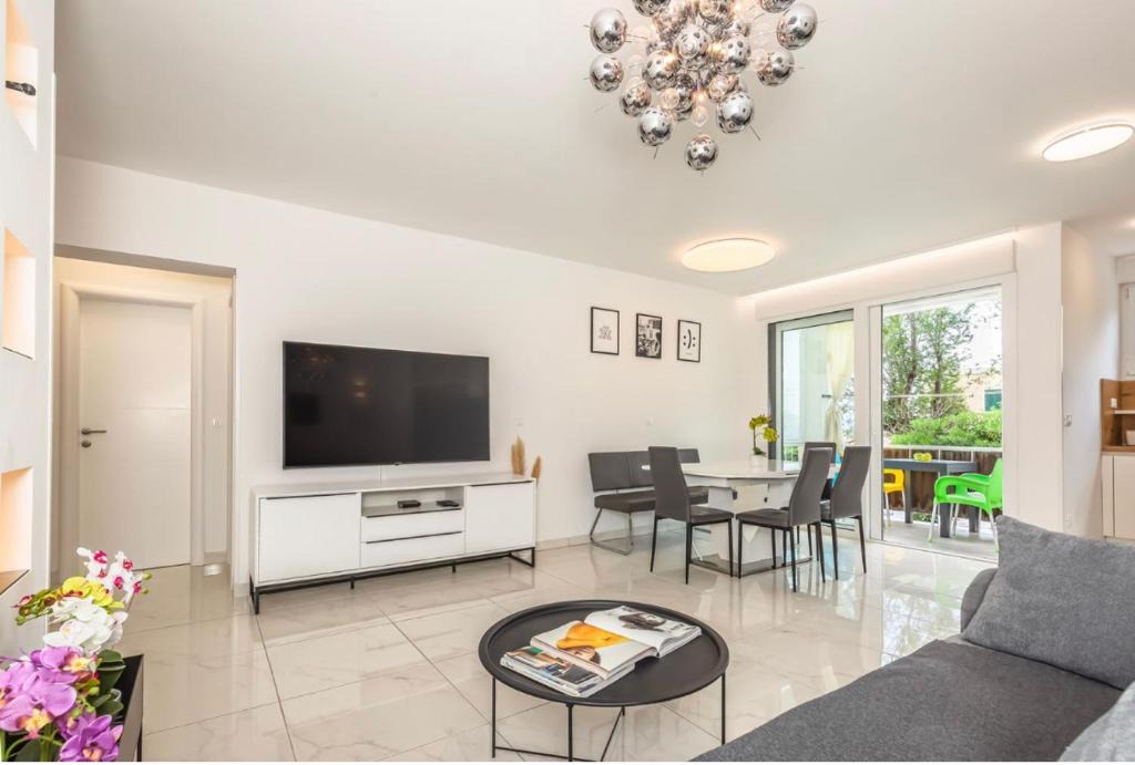 Bili brig Apartment | Apartman Oleander close to the beach