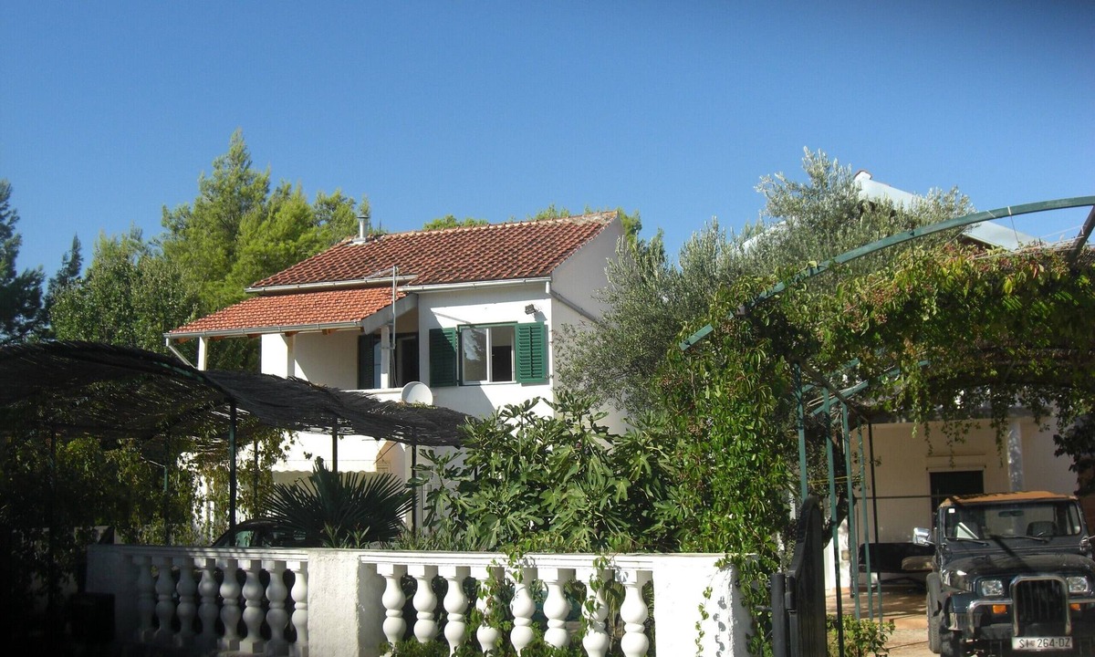 Bilice Apartment | Apartment Bilice, 100m from the sea, ideal for small children and boat owners