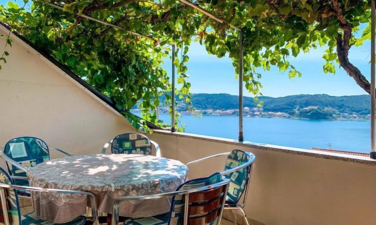 Supetarska Draga Apartment | Apartment Katica by Interhome