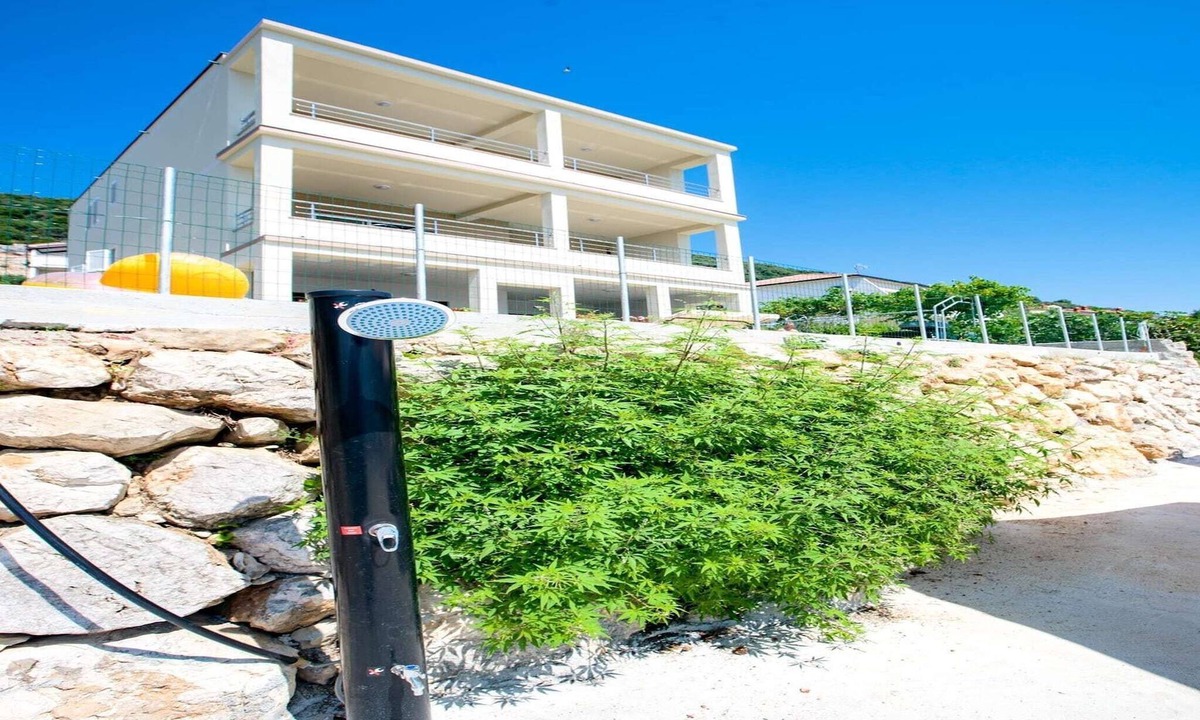 Supetarska Draga Apartment | Apartment in Supetarska Draga by the Beach