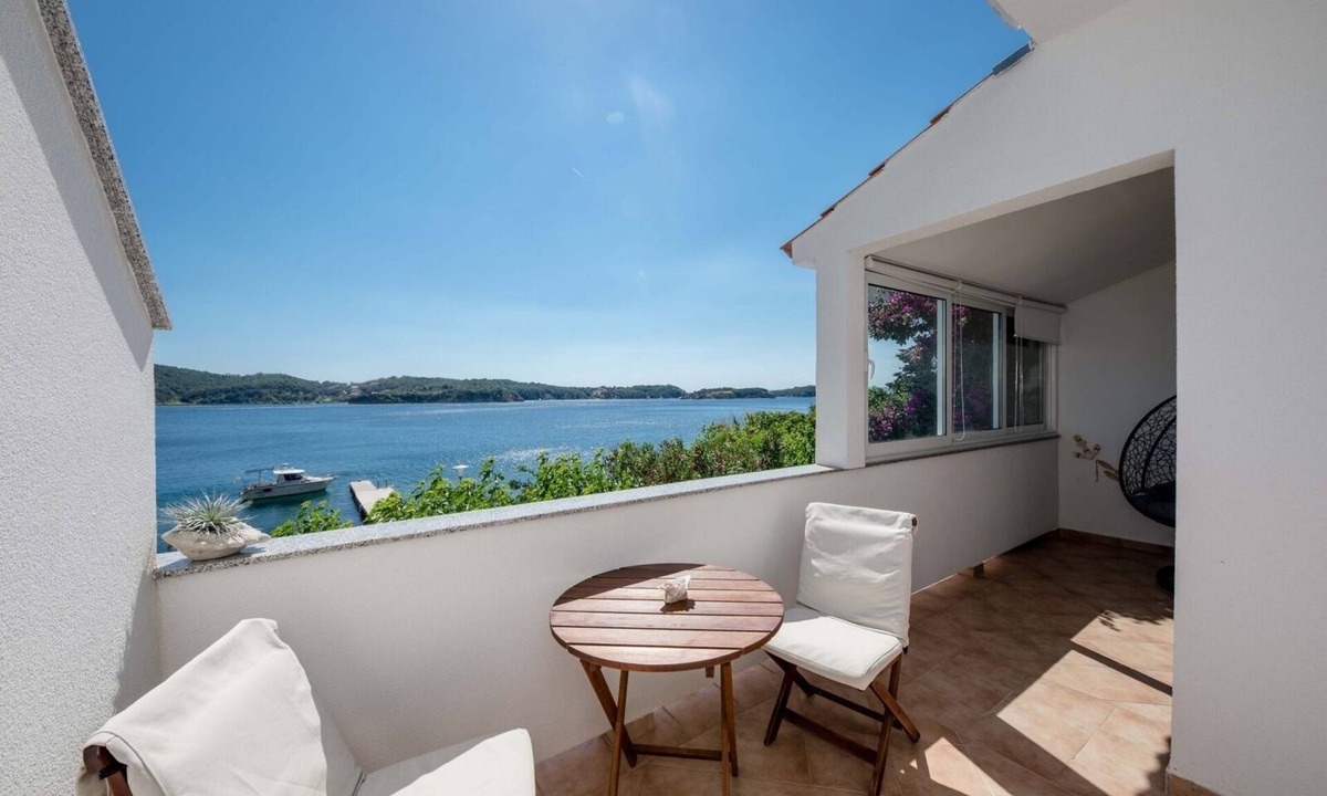 Supetarska Draga Apartment | Apartment in Supetarska Draga with Seaview, Balcony, Air condition, WIFI (4551-4)