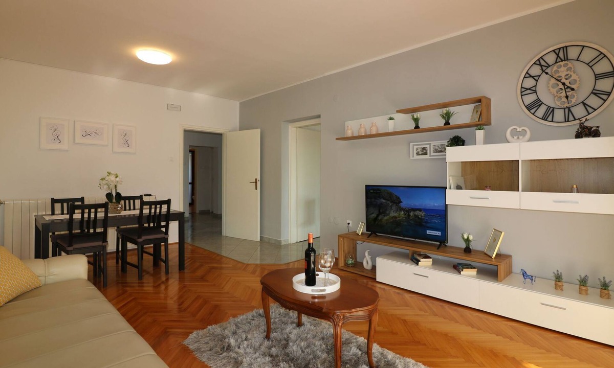Vrvari Apartment | Apartment LUNA by Interhome