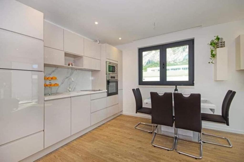 Dugis Apartment | Apartment MAKARSKA with shared rooftop pool