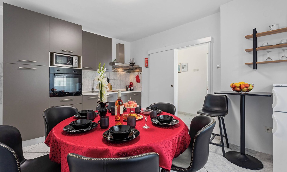 Duce Apartment | Apartment Miroslav near sandy beach with patio, bbq, garden and free parking