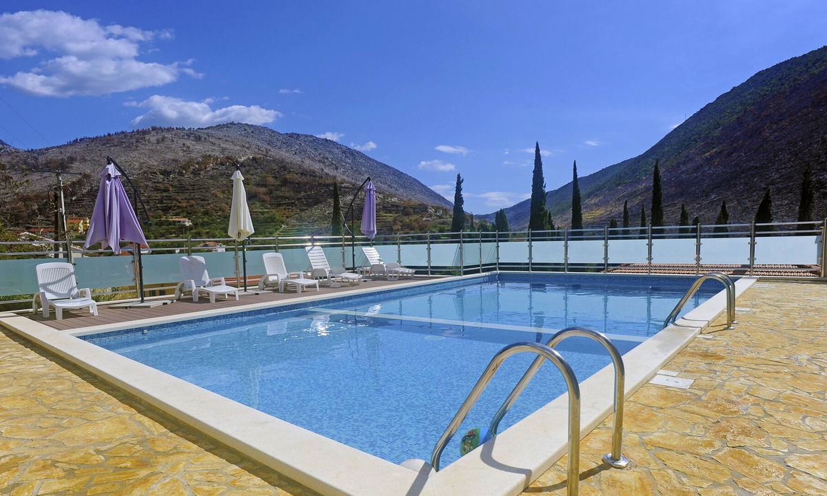 Zrnovnica Apartment | Apartment no. 1-2 with swimminig pool