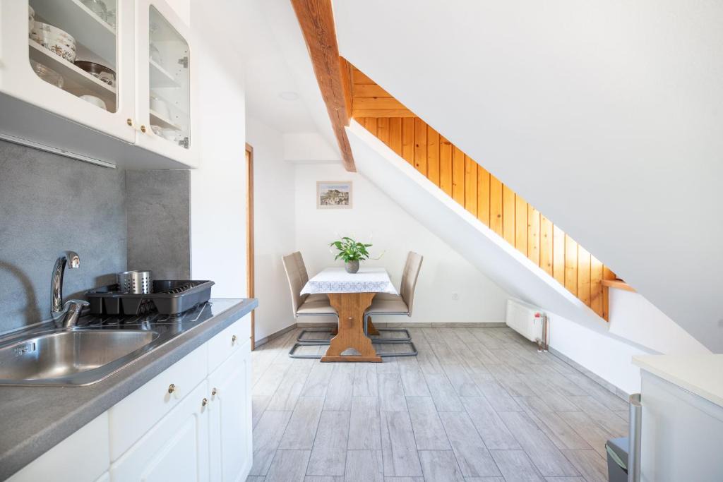 Zirovnica Apartment | Apartment & Room Pristov