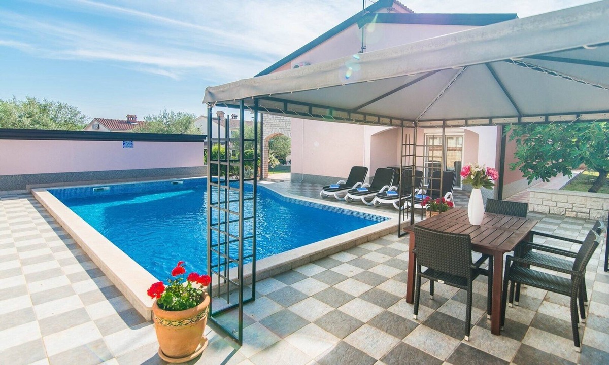 Nova Vas Apartment | Apartment Salha with private pool