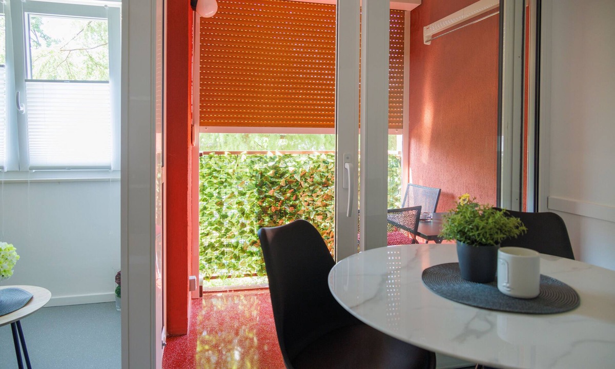 Sarsoni Apartment | Apartment Sleeps 4 With Free Parking