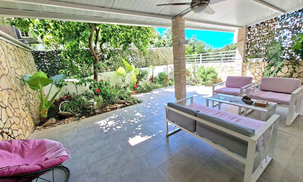Split Apartment | Apartment Tiki - with a large, fenced garden