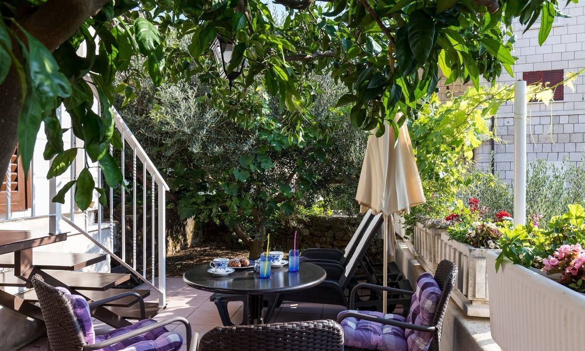 Pile Apartment | Apartment Vukic - Studio Apartment with Terrace and Garden View