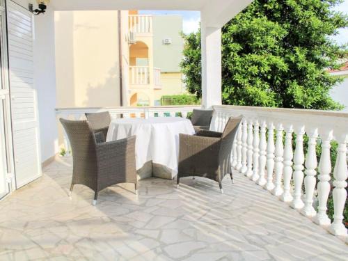 Promajna Apartment | Apartment Weiße Idylle auf dem blauen Meer by Interhome
