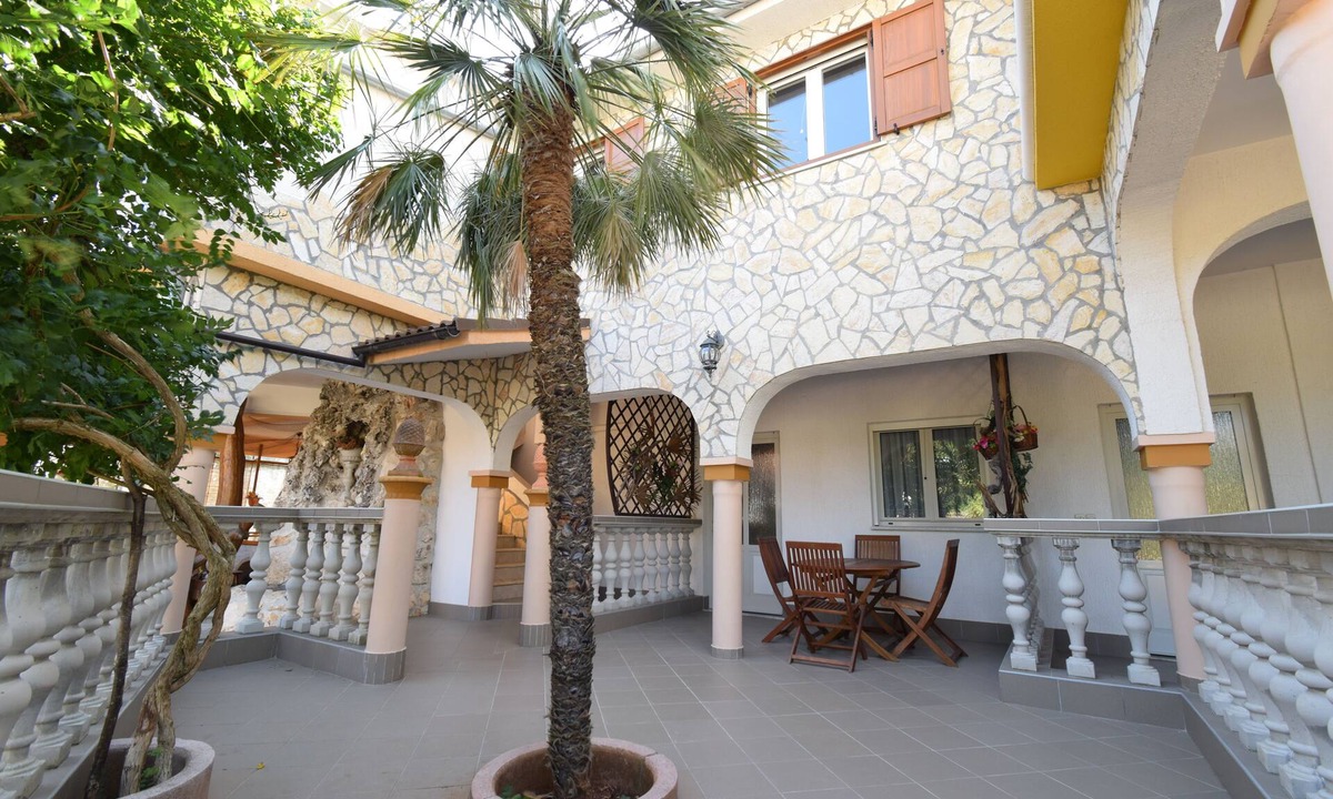 Pomer Apartment | Apartment with community pool