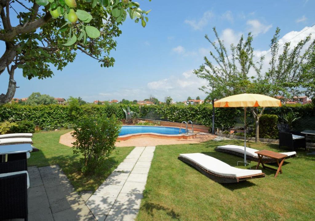 Valbandon Apartment | Apartment Zwei Rosen - PUL550 by Interhome