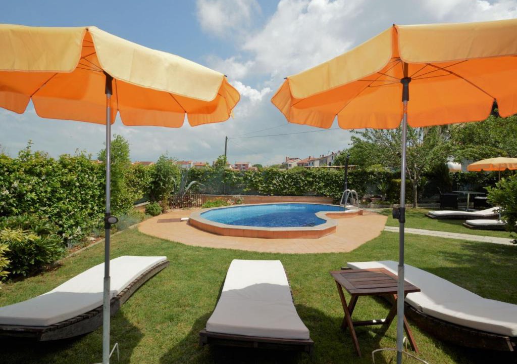 Valbandon Apartment | Apartment Zwei Rosen - PUL552 by Interhome