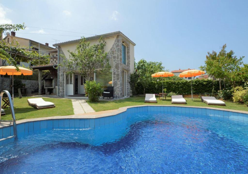 Valbandon Apartment | Apartment Zwei Rosen - PUL554 by Interhome