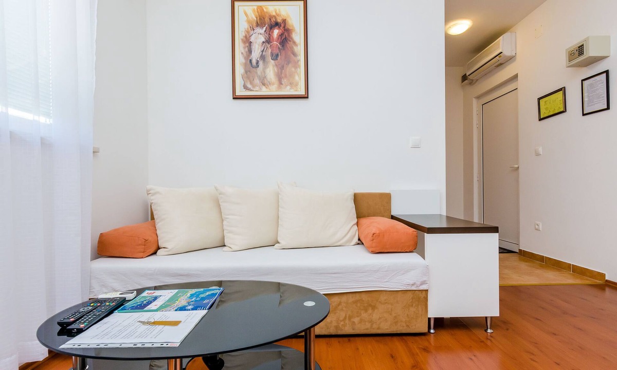 Montovjerna Hotel | Apartments Aura
